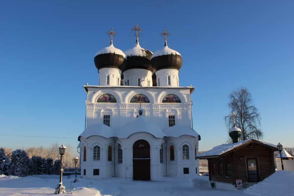 Преображается убранство Свято-Успенского собора