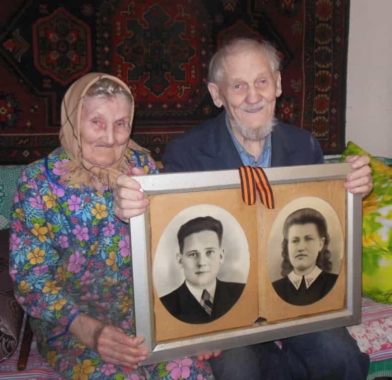 Бабушка рядышком с дедушкой