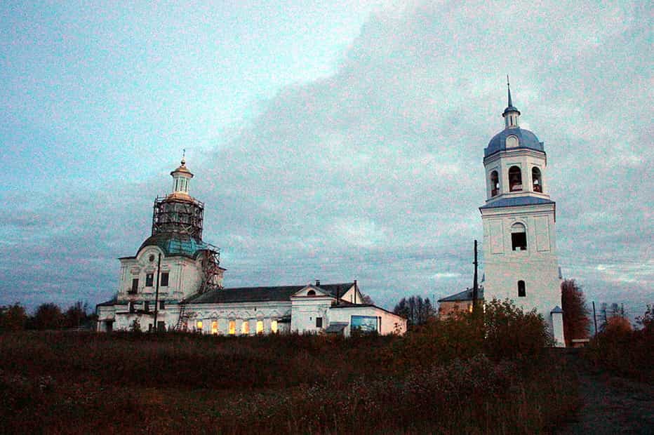 Торжественное всенощное бдение в престольный праздник храма Рождества Пресвятой Богородицы поселка Нижнеивкино