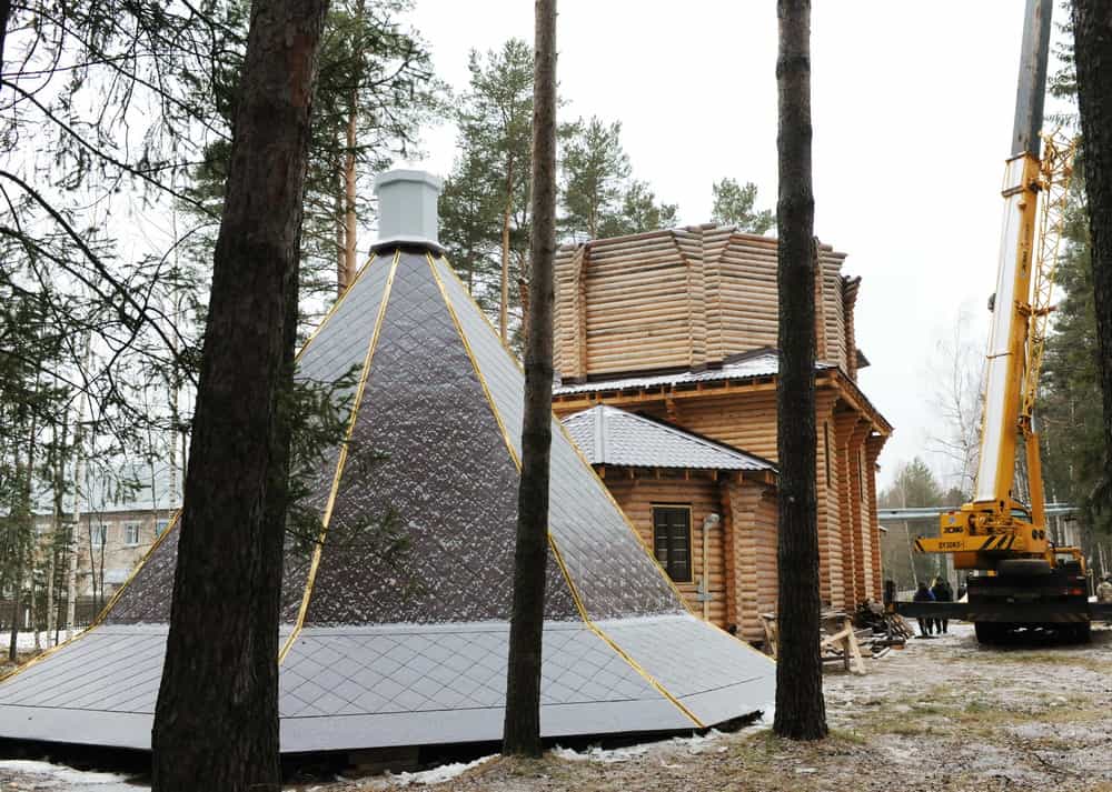 Митрополит Вятский и Слободской Марк совершил чин освящения куполов на строящийся храм вмч. Георгия Победоносца в поселке Мирный