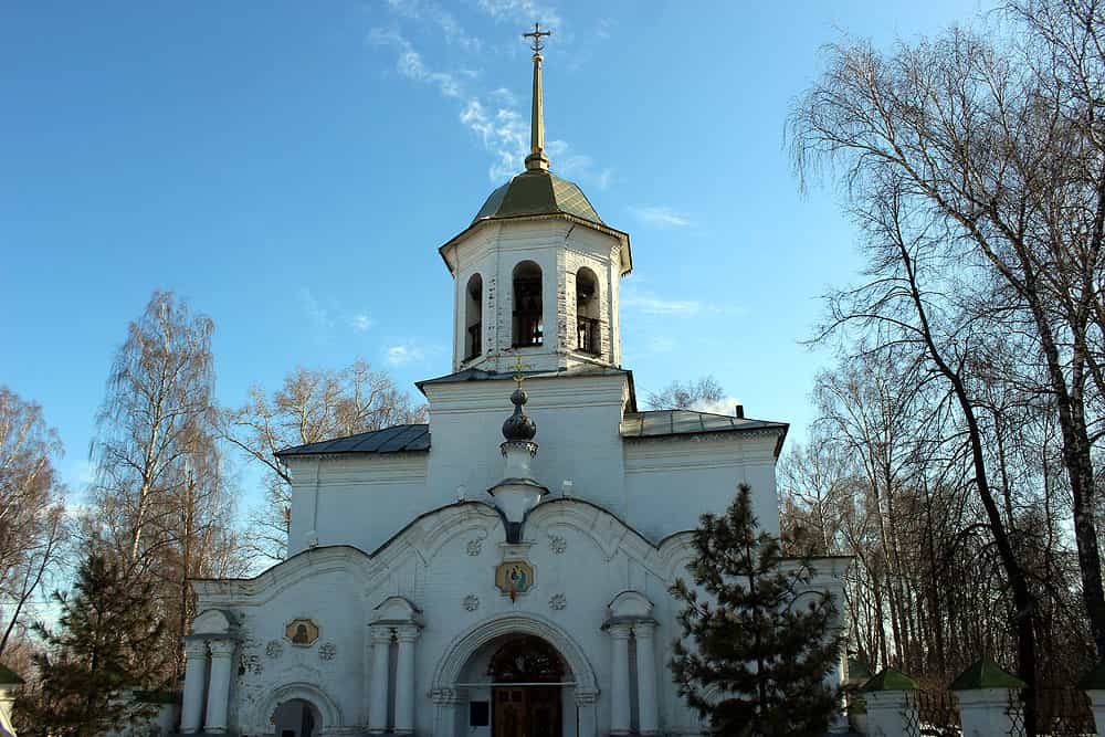 Панихида архиерейским чином в храме Троицы Живоначальной города Слободского