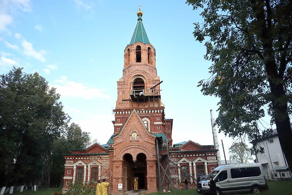 Праздничное Всенощное бдение в Никольском храме города Слободского