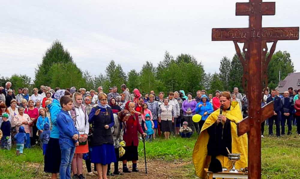 На месте будущей часовни в д. Сырда установили и освятили поклонный крест