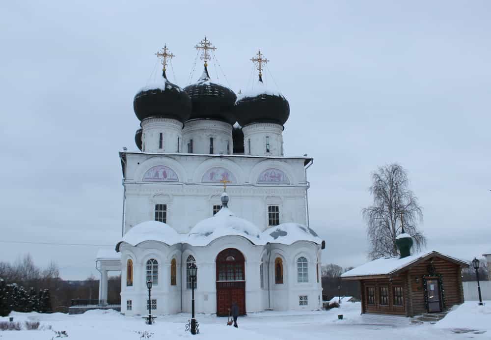 В Успенском соборе Трифонова монастыря совершен молебен святому Спиридону Тримифунтскому в день памяти святого