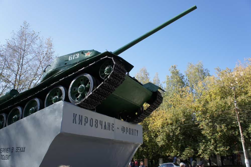 Иерей Александр Коссов поздравил ветеранов с Днем танкиста