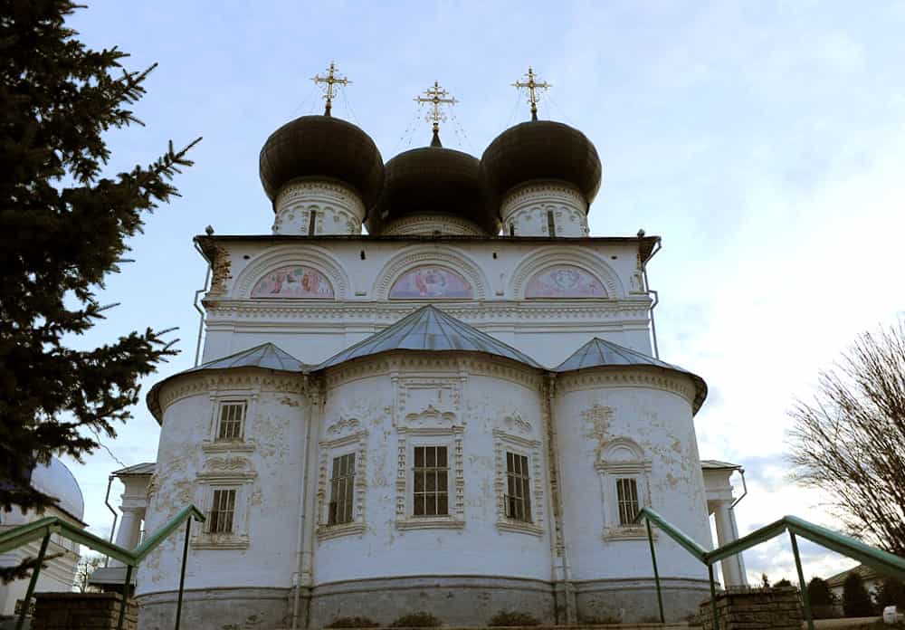 Митрополит Марк совершил утреню Великого Пятка с чтением двенадцати Страстных Евангелий в Успенском соборе Трифонова монастыря