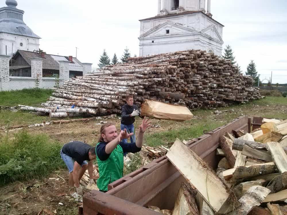 Активисты молодежного отдела Кирово-Чепецкого благочиния помогли подворью Трифонова монастыря в с. Великорецкое в заготовке дров