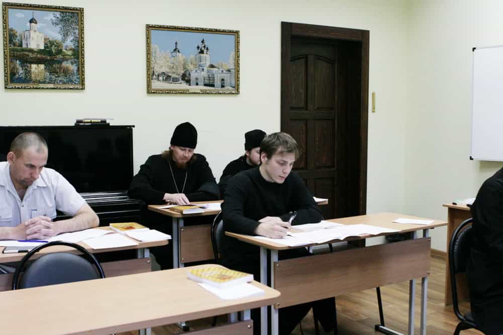 В Вятском Духовном училище состоялись итоговые экзамены и защита дипломных работ студентов заочного отделения