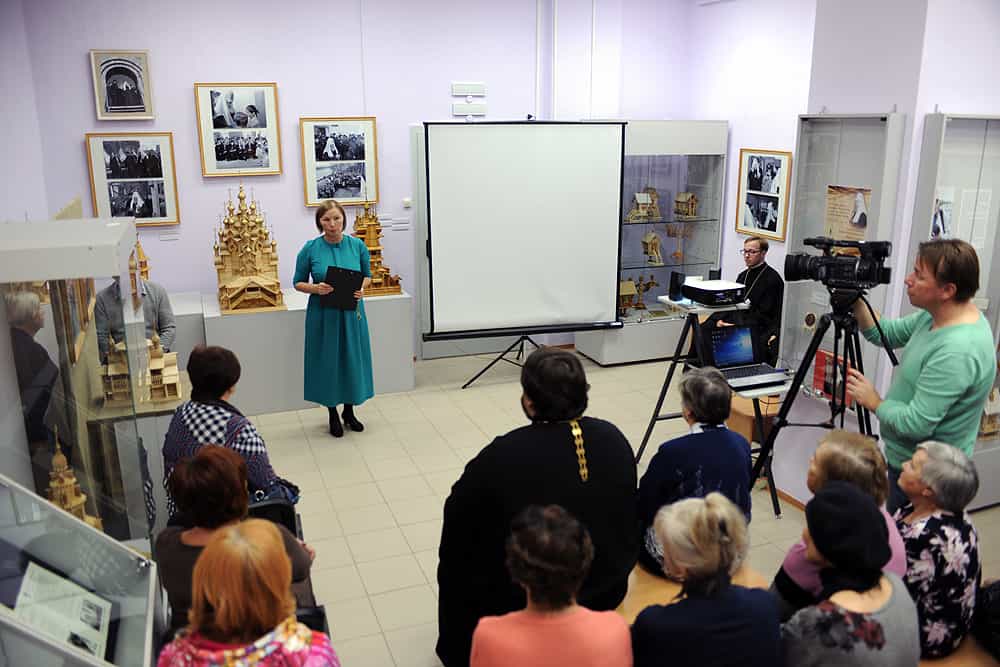 Состоялось открытие выставки, посвященной 25-летию визита Святейшего Патриарха Московского и всея Руси Алексия II в Кирово-Чепецк