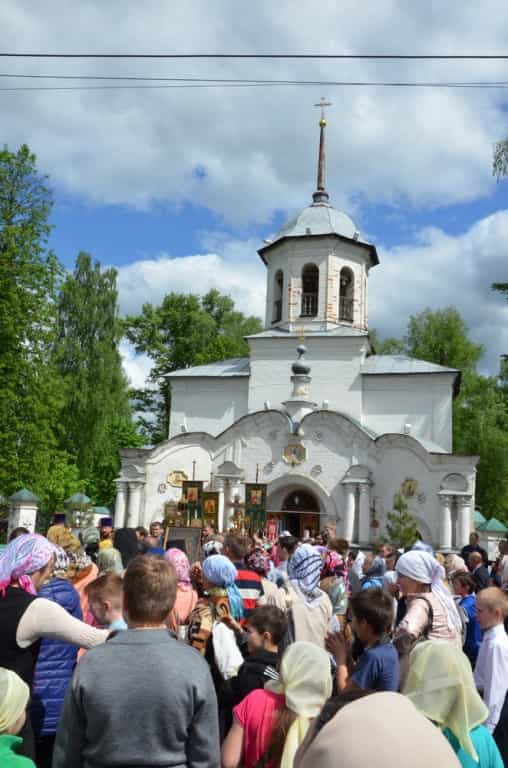 В Слободском состоялся крестный ход в честь святых равноапостольных Кирилла и Мефодия и иконы Божией Матери, именуемой «Неопалимая купина»