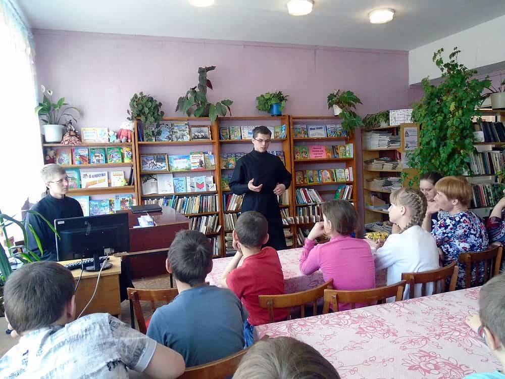 Студенты Вятского Духовного училища рассказали школьниками деревни Салтыки о празднике Пасхи