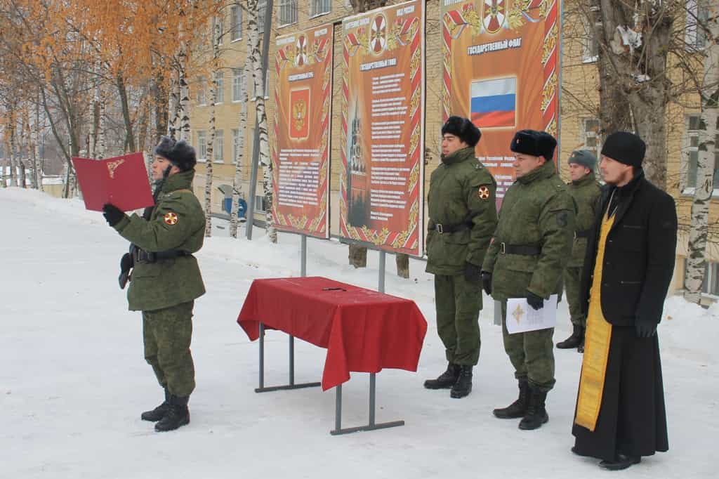 Священник благословил принявших присягу солдат национальной гвардии России