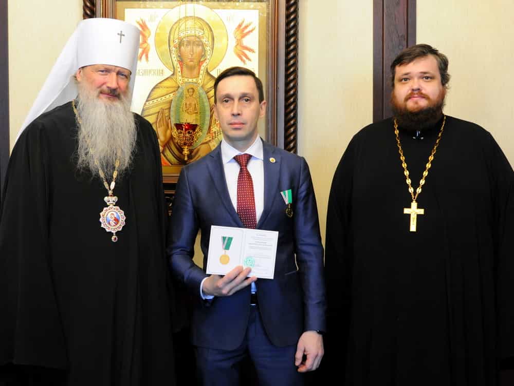 Митрополит Марк вручил патриаршую награду первому заместителю Председателя Правительства Кировской области Дмитрию Курдюмову