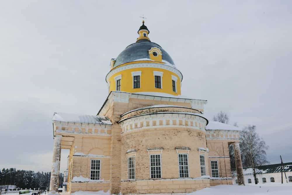 Никольский храм Великорецкого подворья Трифонова монастыря украсили новые иконы Богородицы и святителя Николая