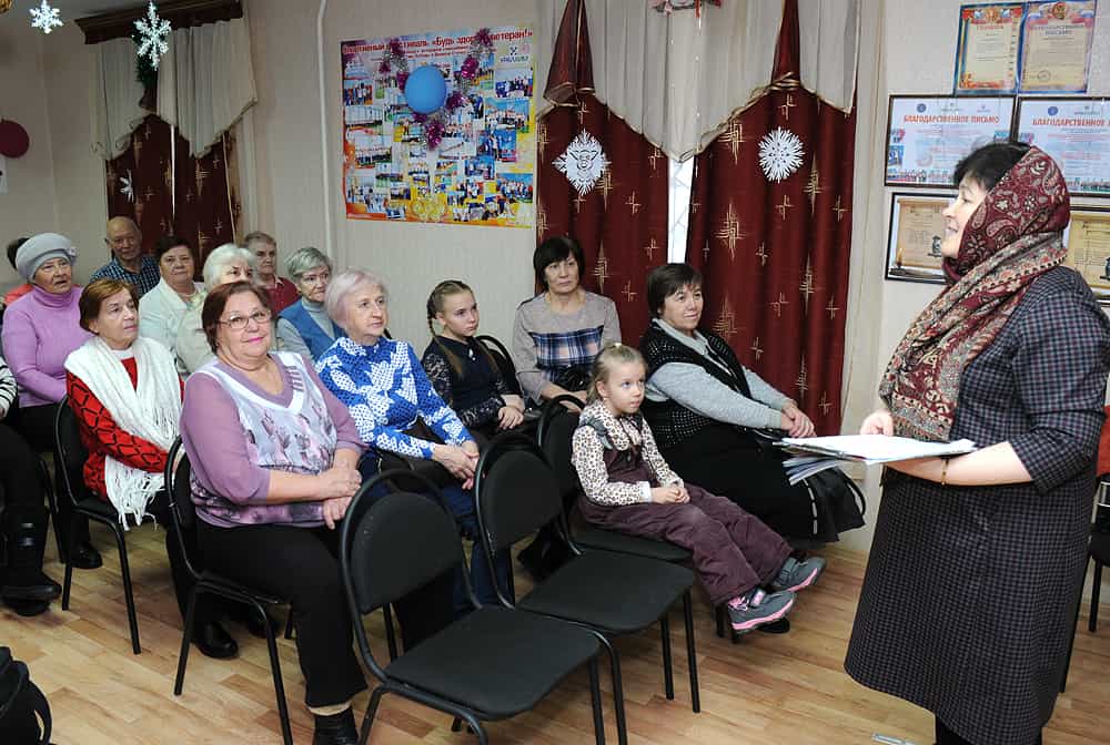 Воспитанники воскресной школы Всехсвятского храма города Кирово-Чепецка разделили праздник Рождества Христова с ветеранами