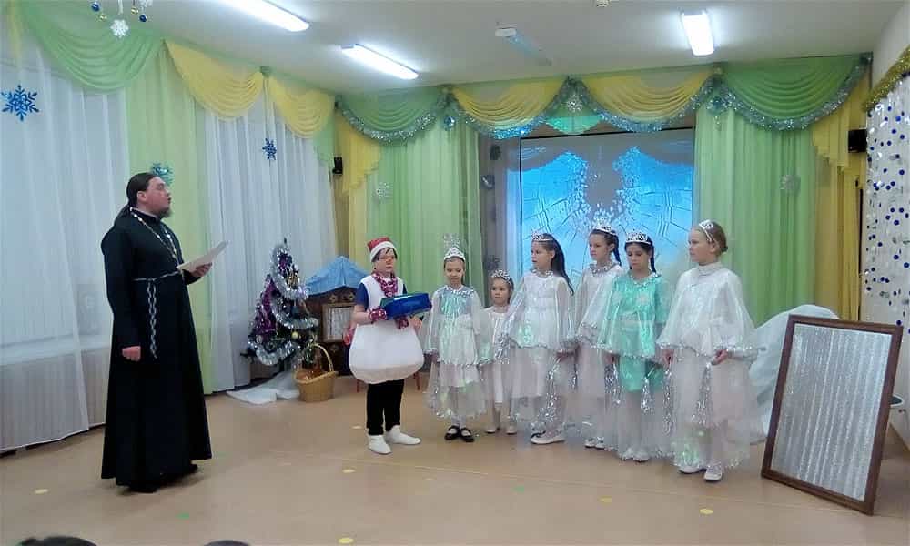 Ученики воскресной школы Троицкой церкви сл. Макарье г. Кирова организовали зимний праздник воспитанникам детского сада № 46