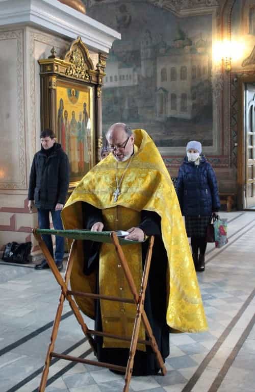 В Свято-Успенском кафедральном соборе каждое утро после Литургии совершаются молебны