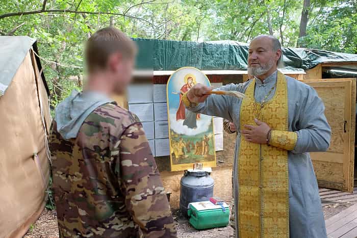 Православный священник поддержал кировских бойцов в зоне СВО