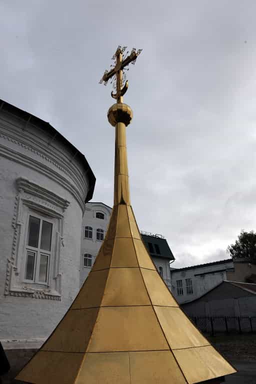 Глава Вятской митрополии освятил крест и купол на Царево-Константиновский Знаменский храм города Кирова