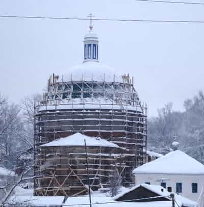 В возрождающейся Троицкой церкви поселка Верхошижемье совершена торжественная Литургия