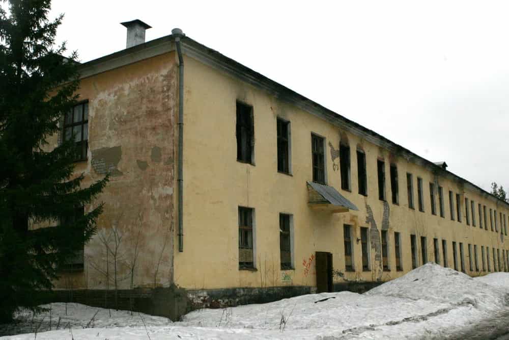 В неэксплуатируемом здании на территории бывшего военного училища произошел пожар