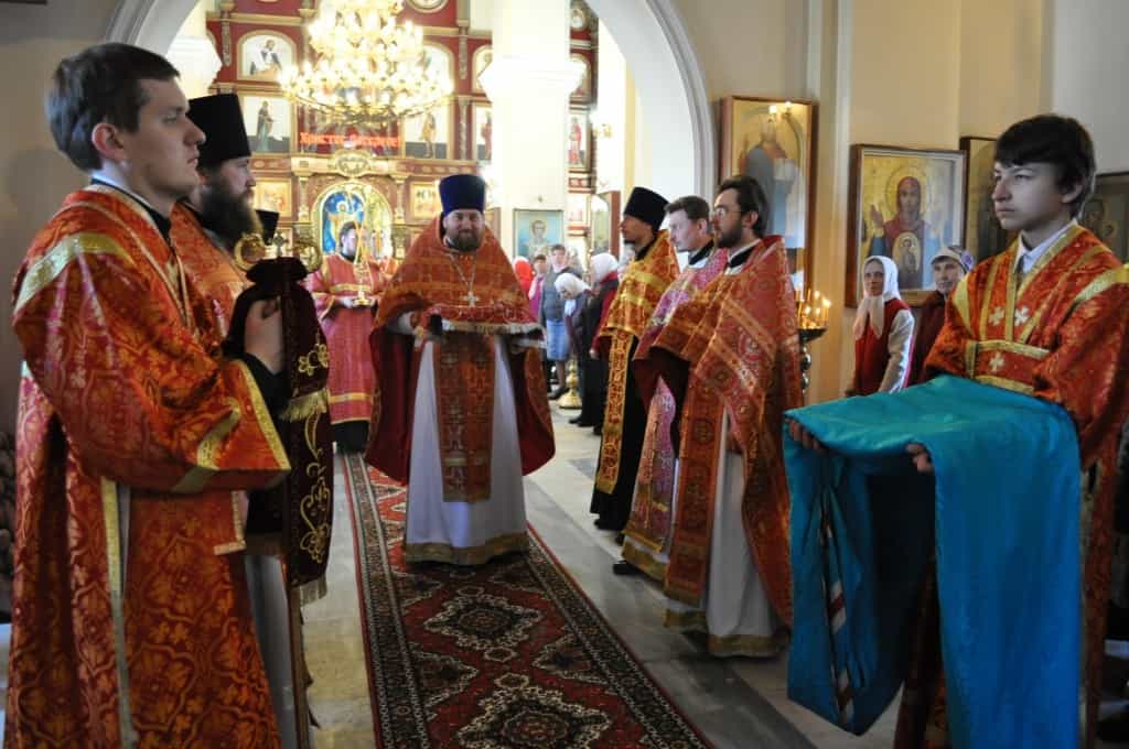 Пасхальное архиерейское богослужение в храме великомученика и целителя Пантелеимона города Кирова