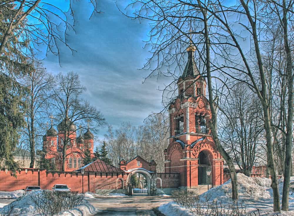 Где монастырь стоит на горке