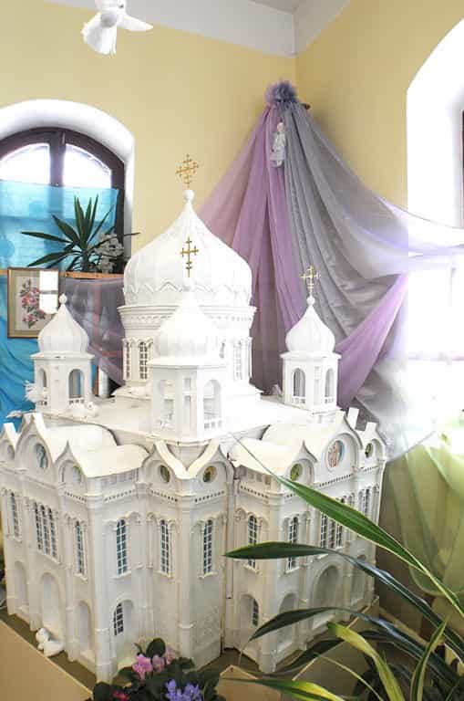 В выставочном зале Всехсвятского храма города Кирово-Чепецка «распустились» весенние цветы