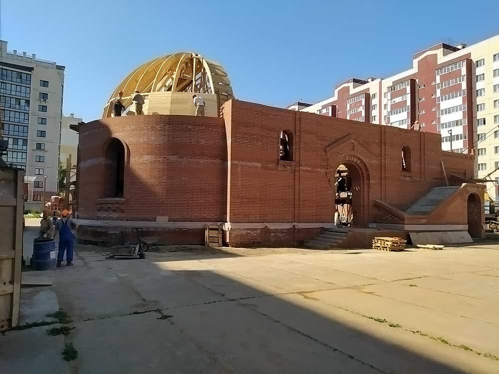 Продолжается кирпичная кладка стен храма в честь сорока мучеников Севастийских города Кирова