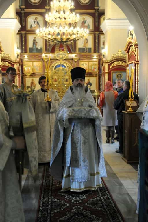 В Неделю четвертую Великого поста богослужения в храме Великомученика и целителя Пантелеимона г. Кирова совершил митрополит Вятский и Слободской Марк