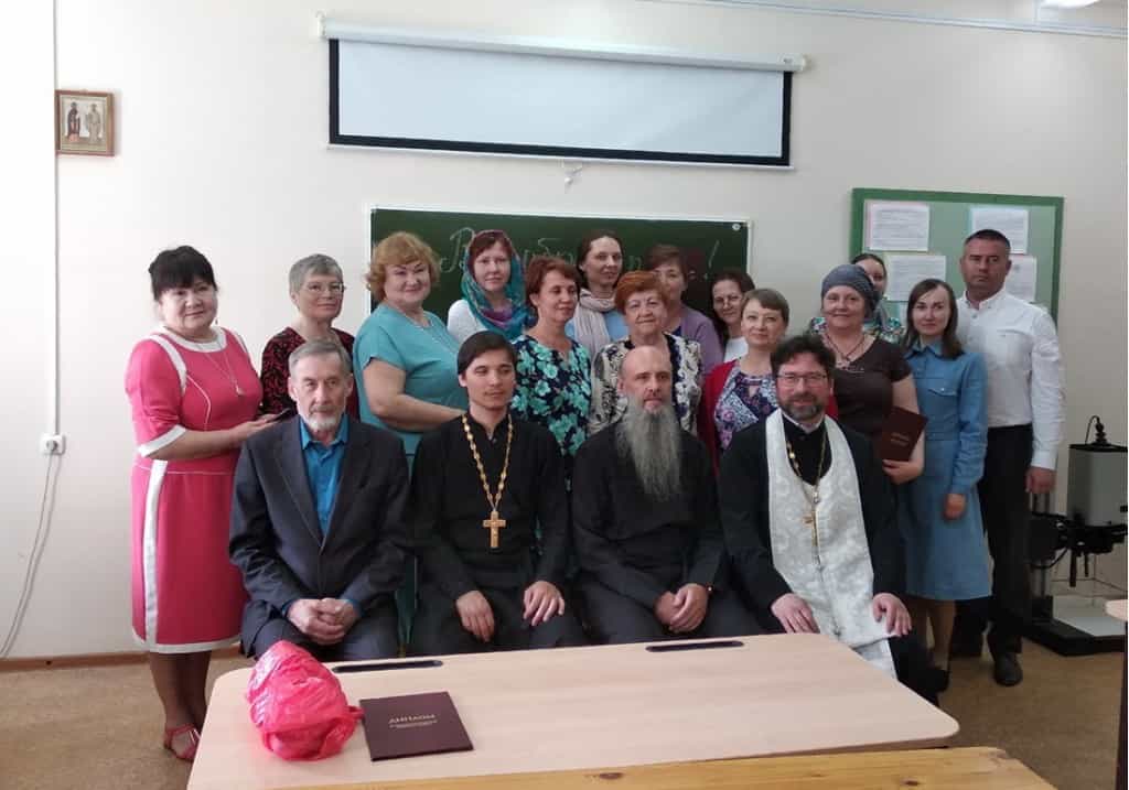 Выпускникам Спасского православного университета вручили документ об образовании