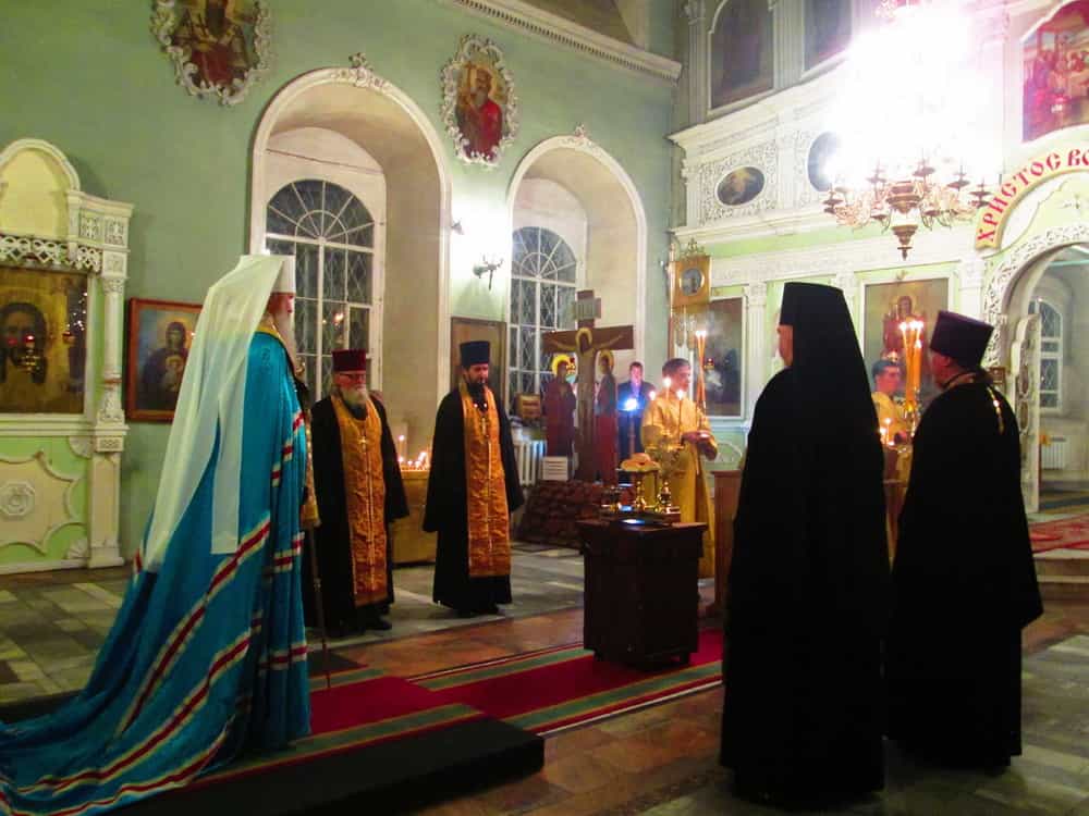 Митрополит Марк совершил всенощное бдение в Троицком храме слободы Макарье города Кирова