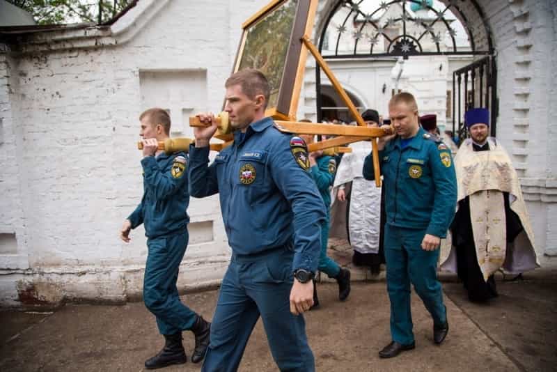 В Слободском сотрудники МЧС приняли участие в уникальном крестном ходе