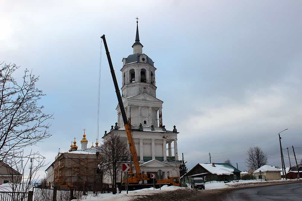 Освящение и установка колокола на колокольню храма Троицы Живоначальной села Кстинино