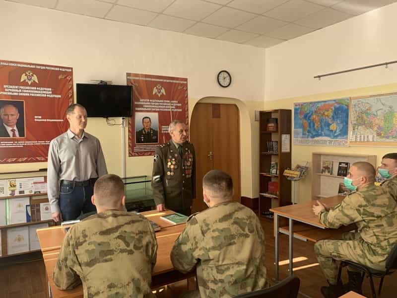 Представители Вятской Епархии и «Боевого братства» поздравили военнослужащих с Днем Росгвардии
