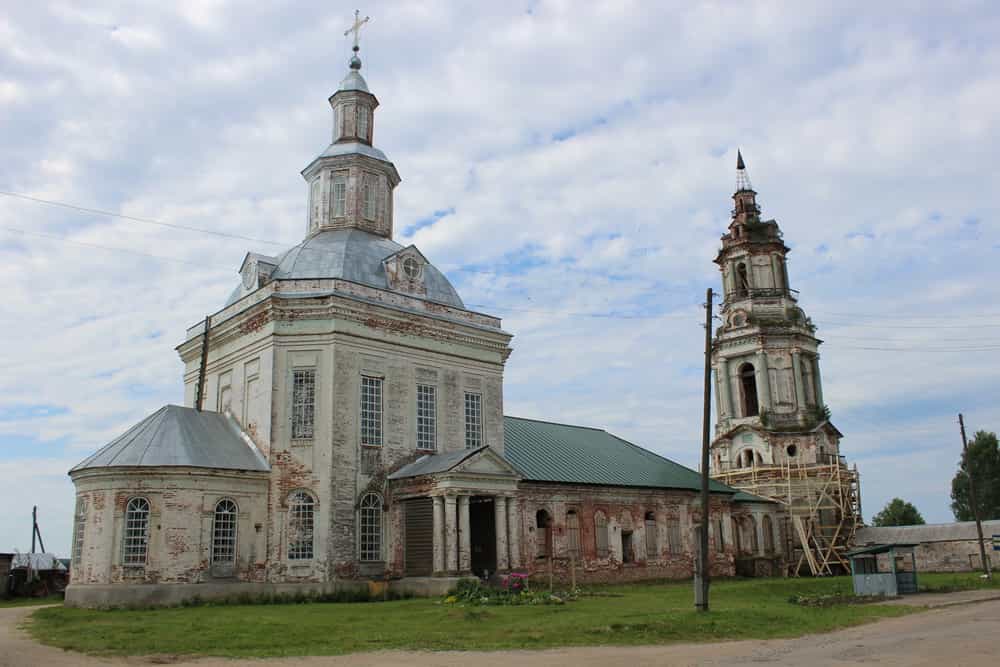 Первая Литургия архиерейским чином в храме Троицы Живоначальной села Среднеивкино
