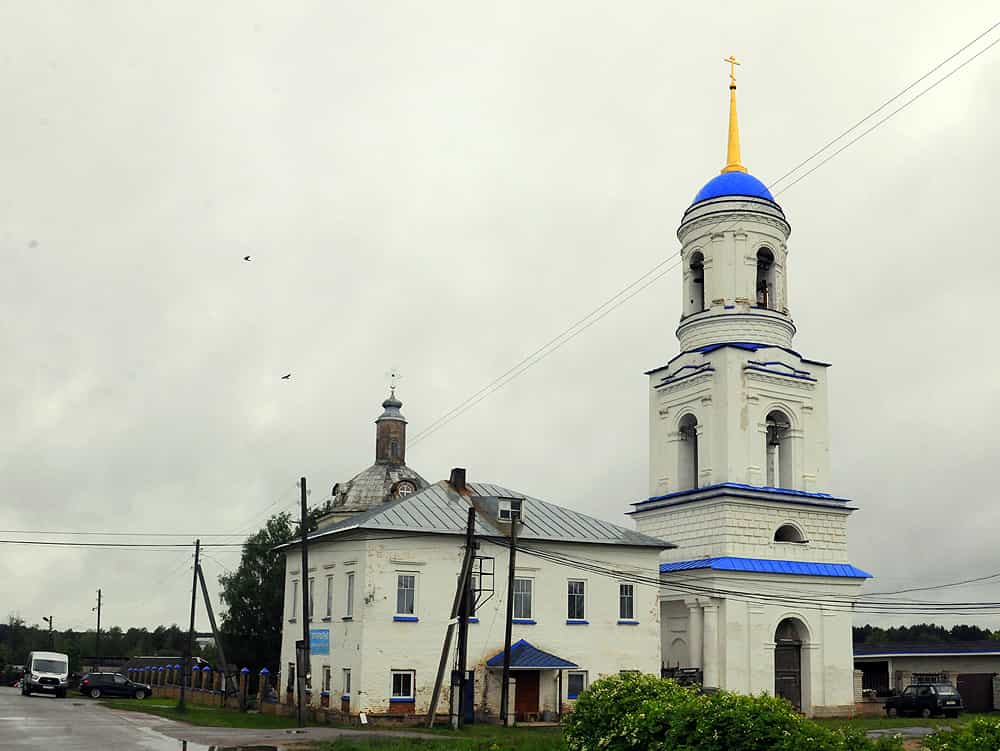 Божественная литургия в Покровской церкви села Адышево