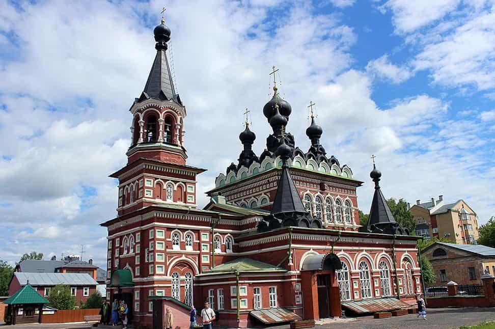 Митрополит Марк возглавил Литургию в Свято-Серафимовском соборе и крестный ход в память святого князя Александра Невского