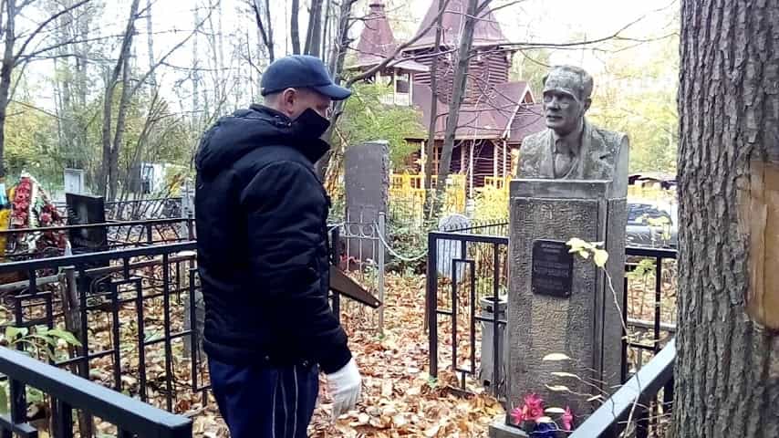 На Лобановском кладбище состоялся субботник в рамках проекта «Чистая память»