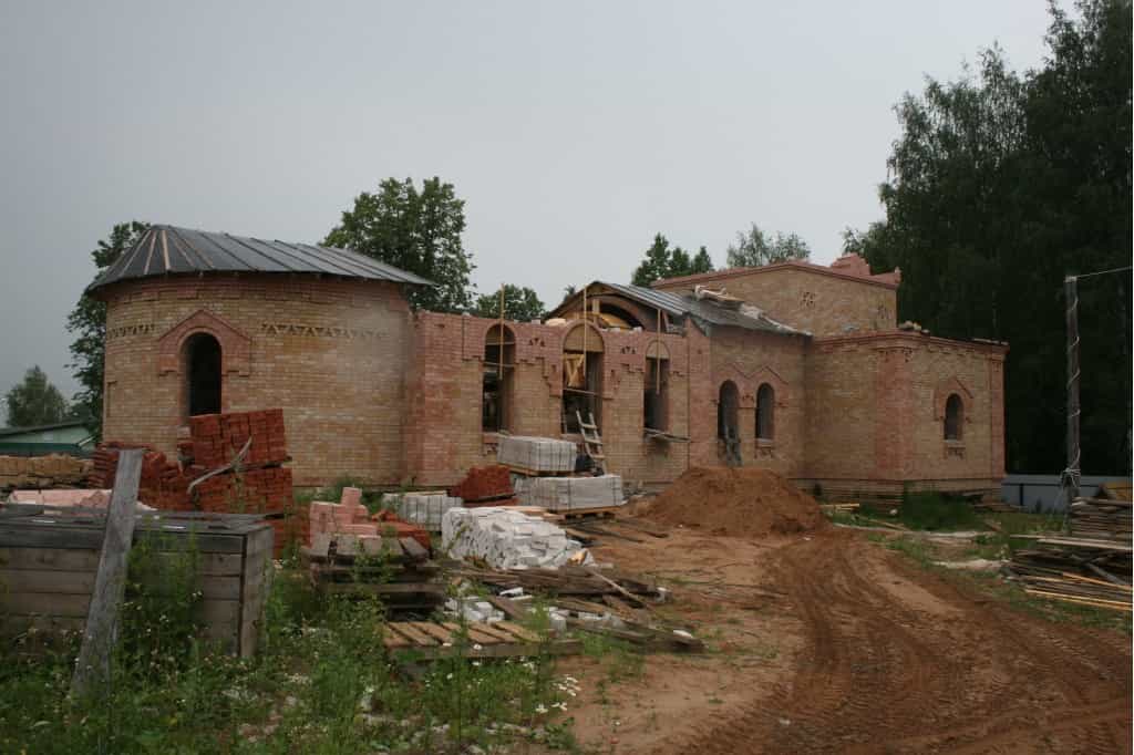 На Приходе святого великомученика Георгия Победоносца в п. Юрья начались кровельные работы