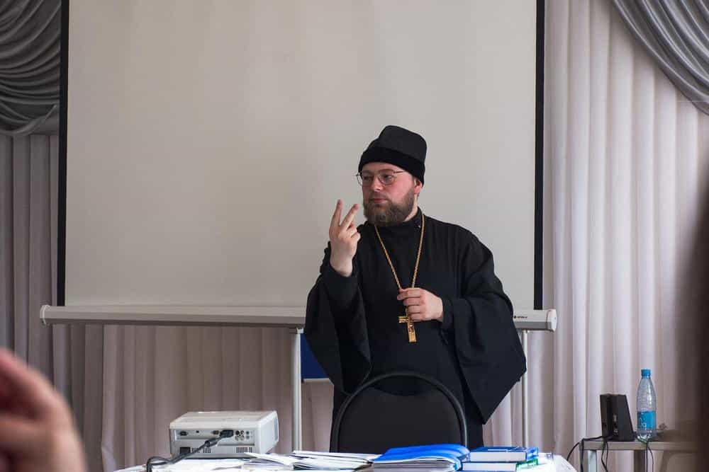 В Магадане эксперт Синодального социального отдела проводит курс жестового языка для работников социальной сферы