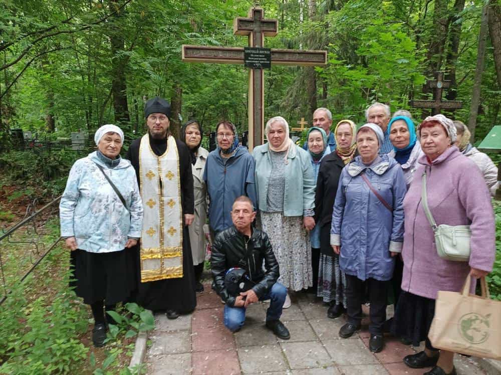 Участники клуба «Вятская переправа» совершили паломничество на Лобановское кладбище