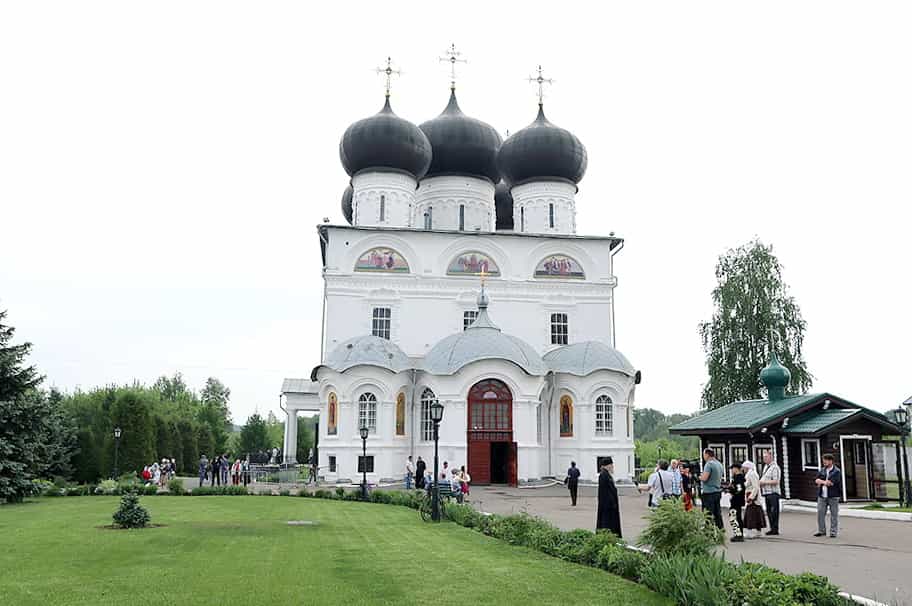 Торжественная встреча ковчега с мощами великомученика Георгия Победоносца