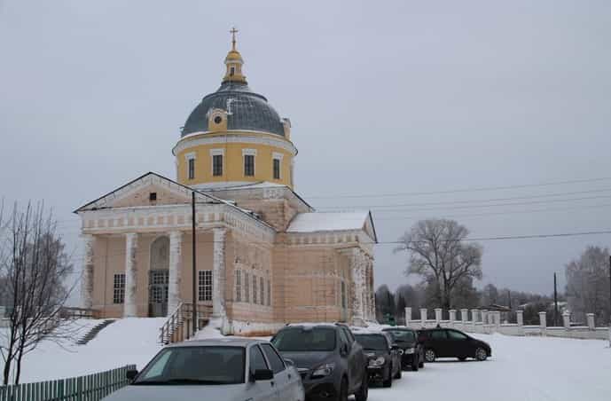Братство святителя Николая помогло в селе Великорецкое управиться с дровами