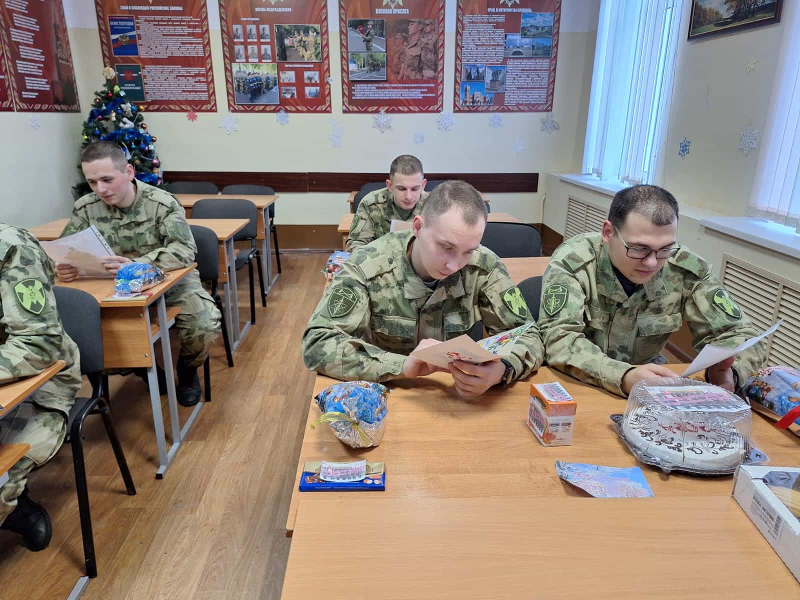 Новогодние подарки и рождественские поздравления военнослужащим