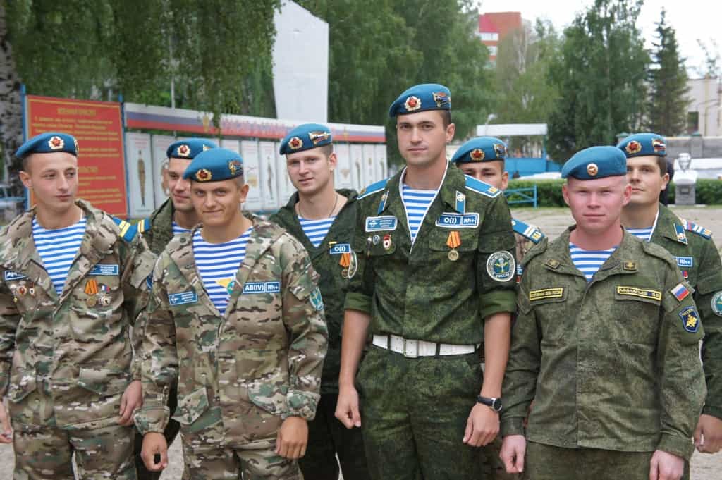 Священник благословил будущих десантников на службу в ВДВ