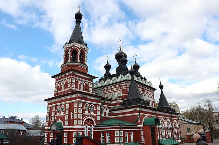 Богослужения архиерейским чином в Великую пятницу в Свято-Серафимовском соборе города Кирова