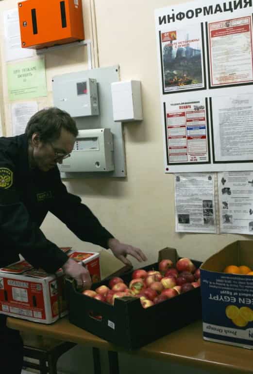 Сотрудники отдела социального служения привезли фрукты в КОГКУСО «Кировский комплексный социальный центр по оказанию помощи лицам без определенного места жительства и занятий»
