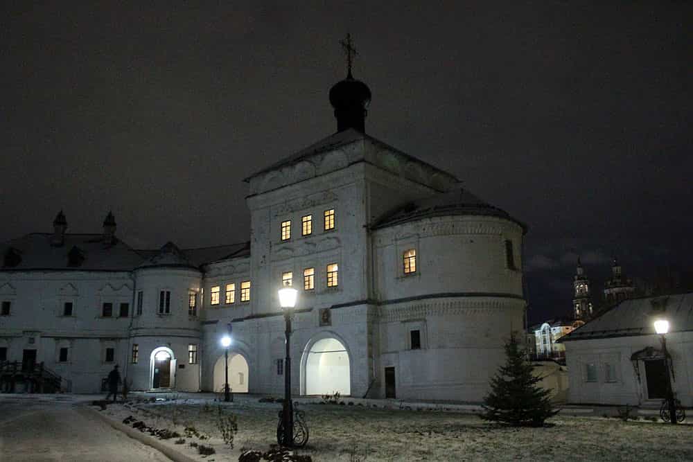 Митрополит Марк возглавил молебен с акафистом святителю Николаю в Никольском храме Трифонова монастыря