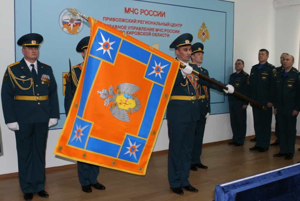 Митрополит Марк совершил освящение знамени МЧС